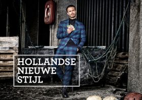 Man in blauw pak, foto gebruikt bij de haringquiz, met quizvragen over Hollandse Nieuwe Stijl.