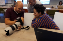 Quizvragenmaker Astrid kijkt samen met fotograaf van Brabants Dagblad de foto's voor bij het artikel.