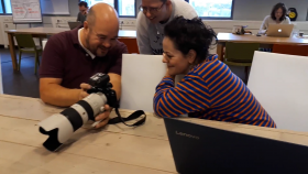 Quizvragenmaker Astrid kijkt samen met fotograaf van Brabants Dagblad de foto's voor bij het artikel.